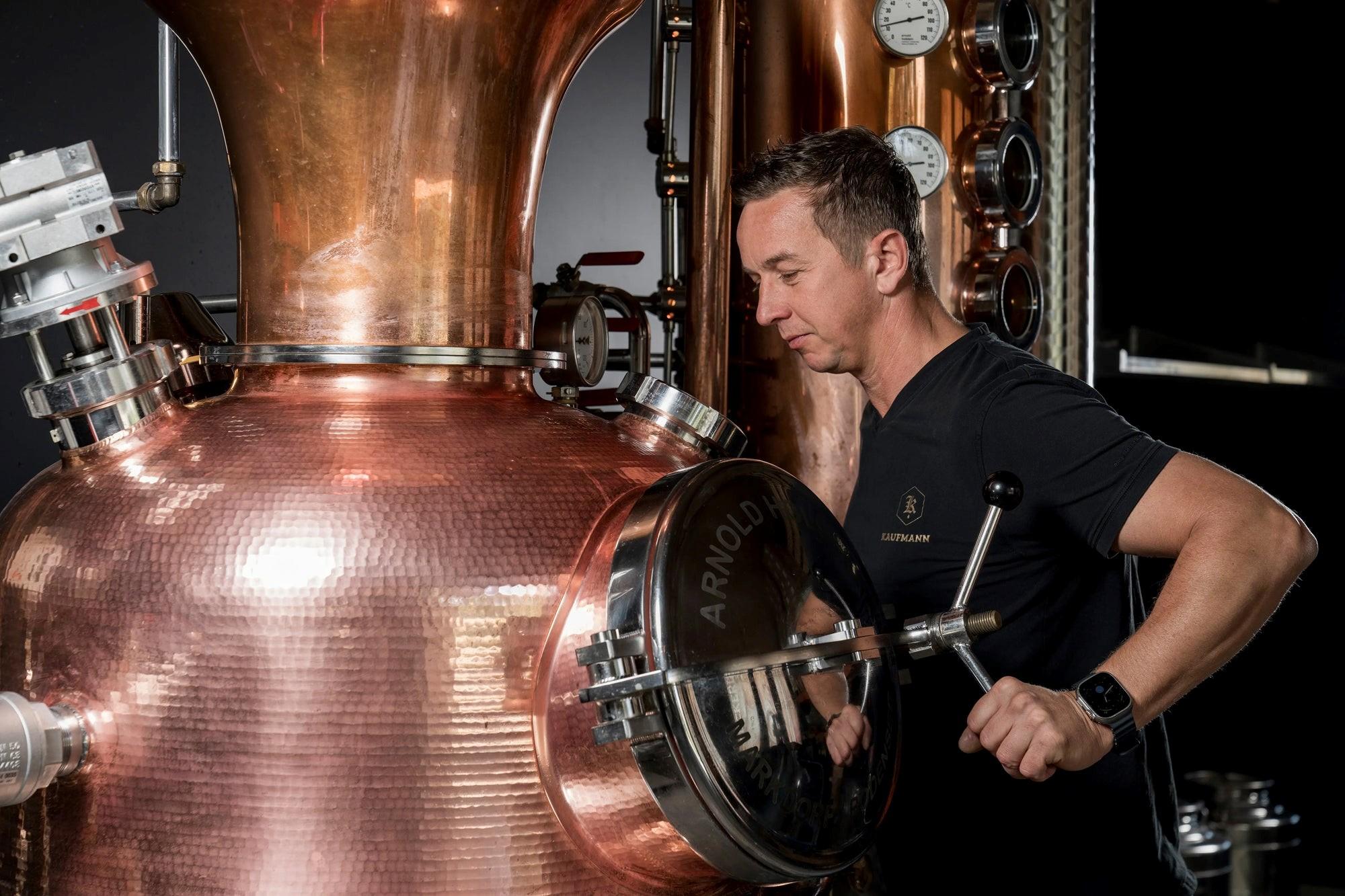 Verkostung in der Schaubrennerei Mühlberg Rem bei Kaufmann Spirits