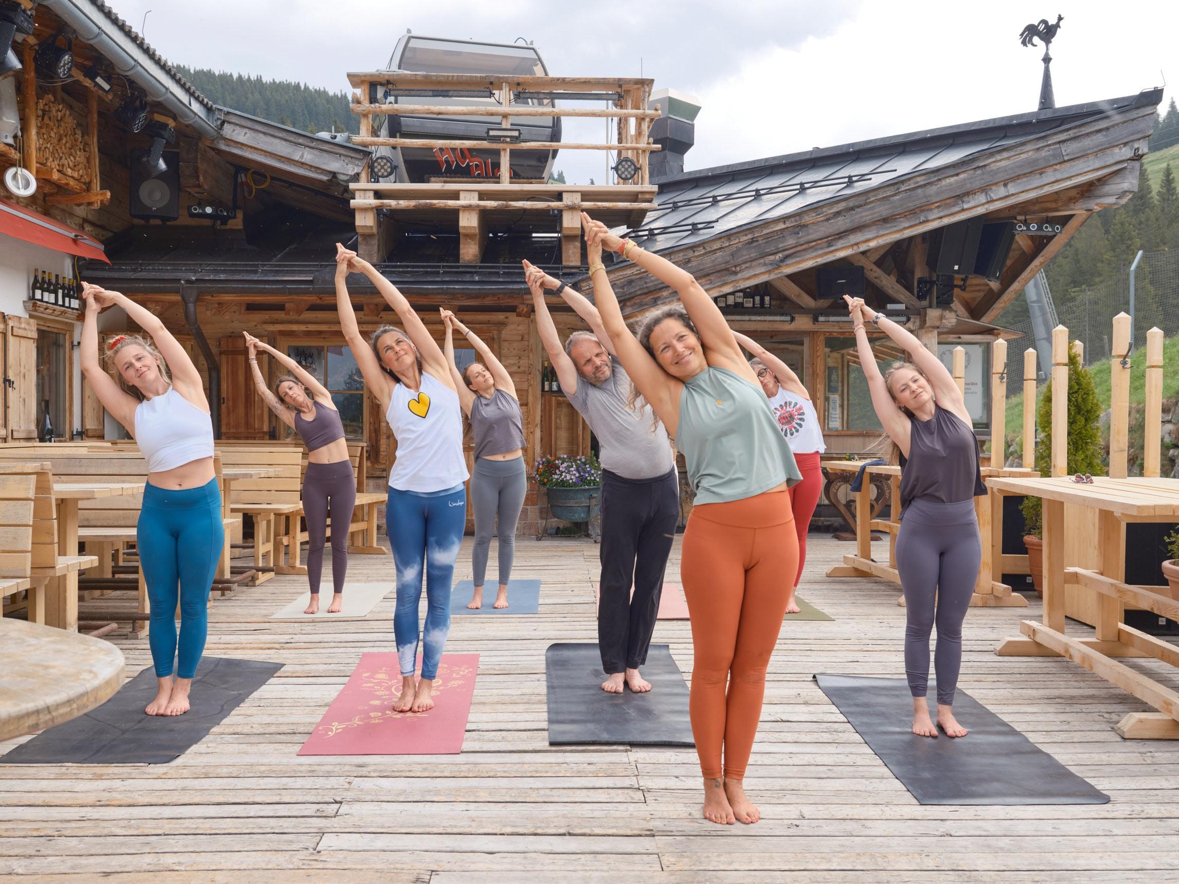 Sundowner Yoga & Tiroler Tapas auf der Au Hochalm