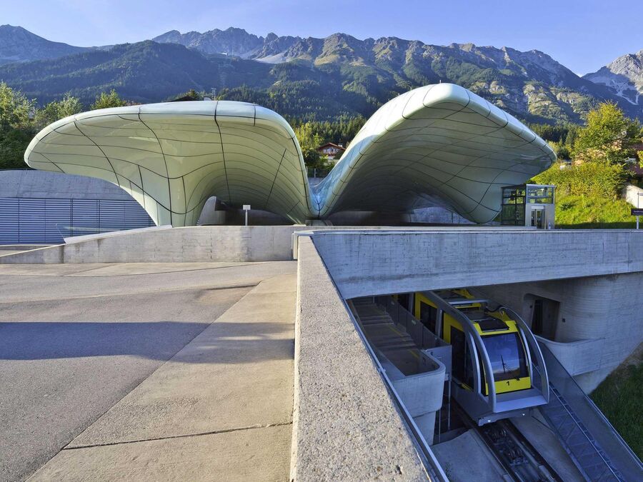 Hungerburg Station mit Bahn