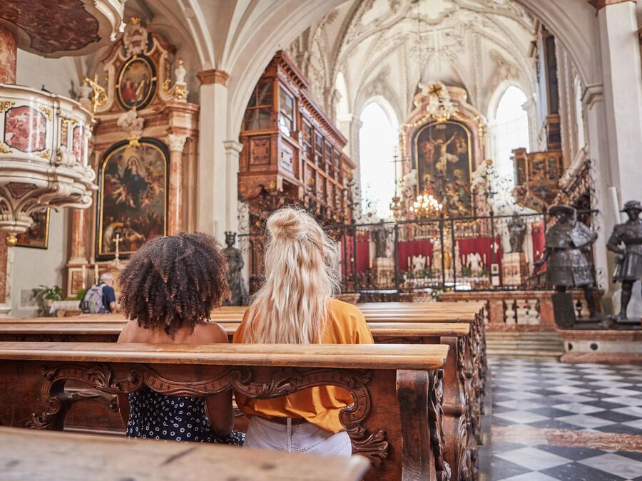 Kirche innen Freundinnen