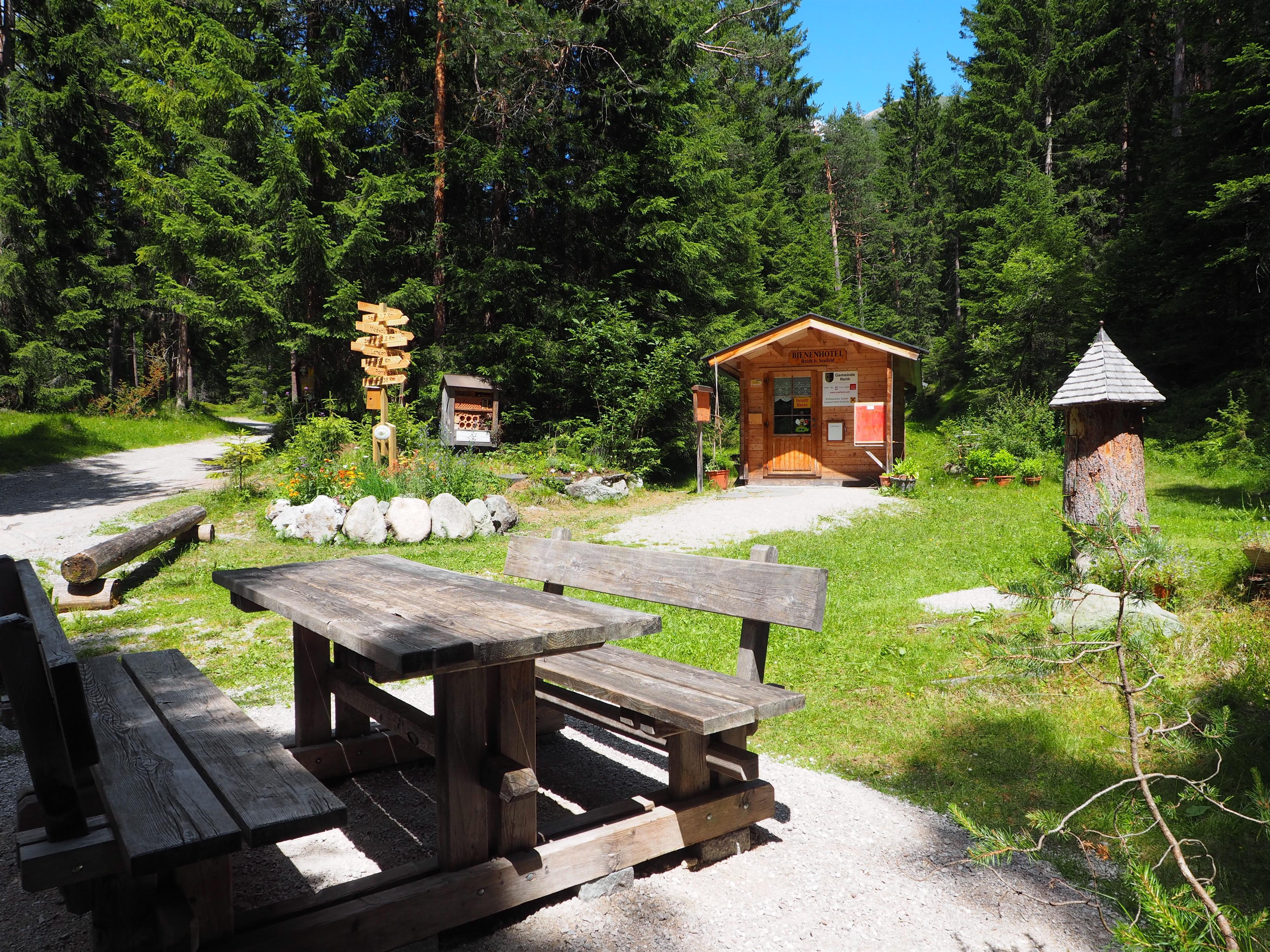 Honigfest beim Bienenhotel