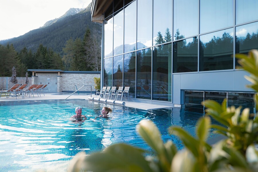 Alpenbad Leutasch im Frühling Paar 1