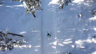 Loipe B11 Waldloipe Drohne und Langlaueferin