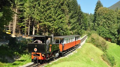 Achenseebahn am Weg nach Eben in Maurach