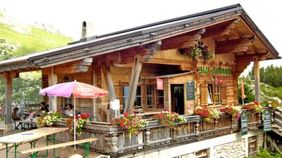 gemütlich uriges Almstüberl - gegenüber der Bergstation der Rofan Seilbahn