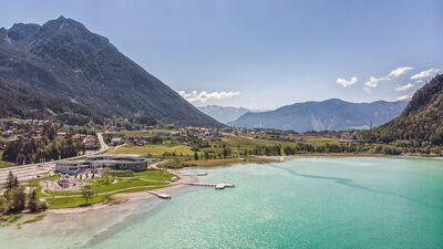 Blick zum Atoll Achensee - Seeufer in Maurach