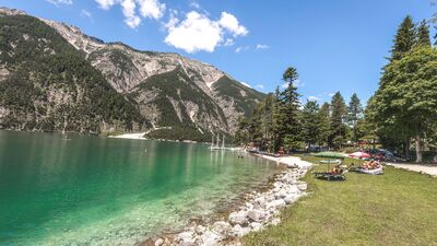 in the Schwarzenau - the path leads along the lake to Achenkirch
