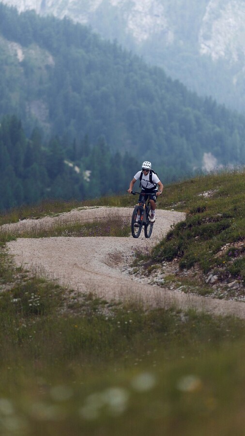 Die MTB-Strecke 462 Plumsjoch kann auch in entgegengesetzter Richtung befahren werden – ein steiler Anstieg führt von der Gern Alm hinauf zum Plumssattel.