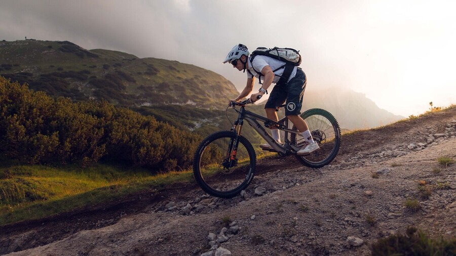 Die Route vom Plumssattel zur Gern Alm führt steil hinunter ins Tal. 