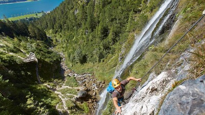neben dem Dalfazer Wasserfall führt ein Klettersteig hinauf