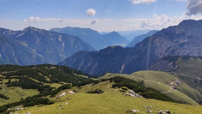 Ausblick vom 1.935 Meter hohen Gipfel des Satteljoch in Richtung Achensee und zur Plumsjochhütte