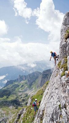 am Hochiss Klettersteig - im Hintergrund die Dalfazer Wände