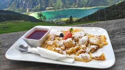 Auf der Dalfaz Alm gibt's einen köstlichen Kaiserschmarrn.