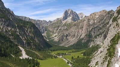 die Gramai Alm - der markante Berg in der Bildmitte ist die Lamsenspitze
