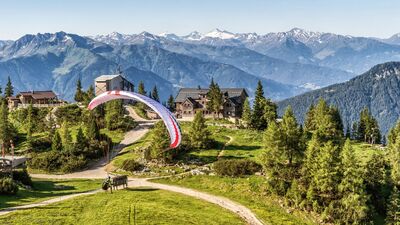 die Hütten bei der Bergstation der Rofan Seilbahn - linken außen das Almstüberl