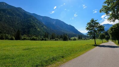 auf der Mautstraße in Richtung Gern Alm - Blick zurück in Richtung Pletzachalm