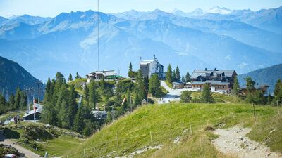 Blick auf das Areal rund um die Rofan Seilbahn Bergstation