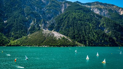 Lake Achensee offers perfect wind conditions for sailing, windsurfing and kitesurfing.