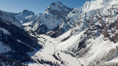 Die schneebedeckte Winterlandschaft des Falzthurntales im Naturpark Karwendel ist atemberaubend.