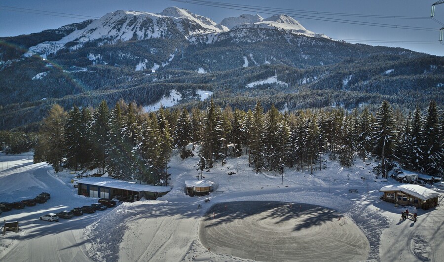 Ice skating and curling at Fischteich Piller