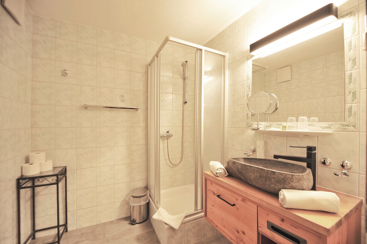 Tyrol room_bathroom