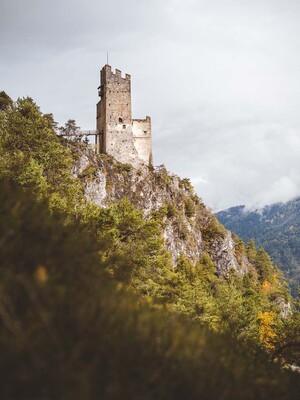 Ruine Schrofenstein 01