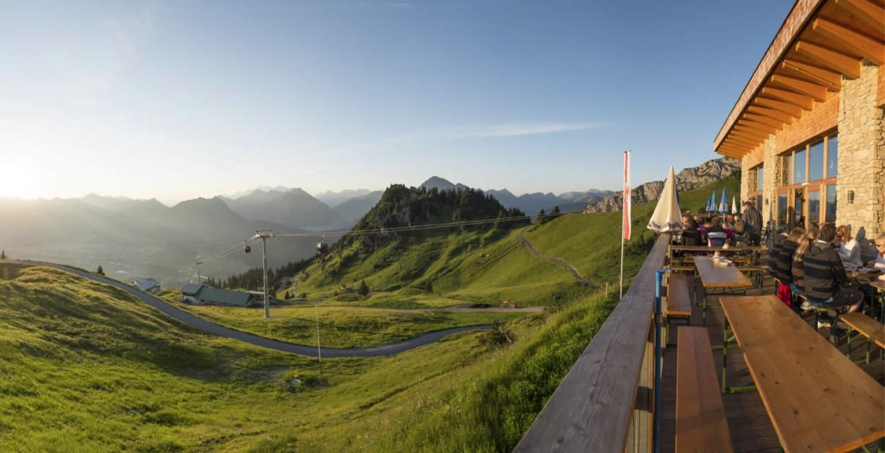 Sonnenaufgangsfrühstück im Panorama-Restaurant