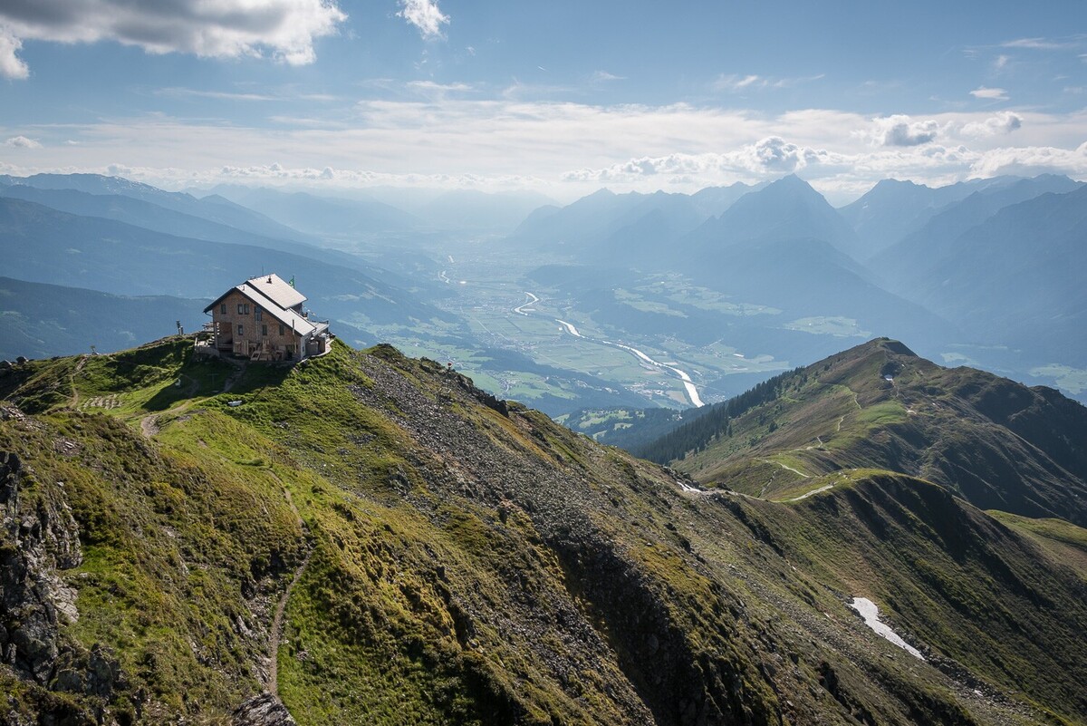 Kellerjochhütte mit Ausblick ins Inntal