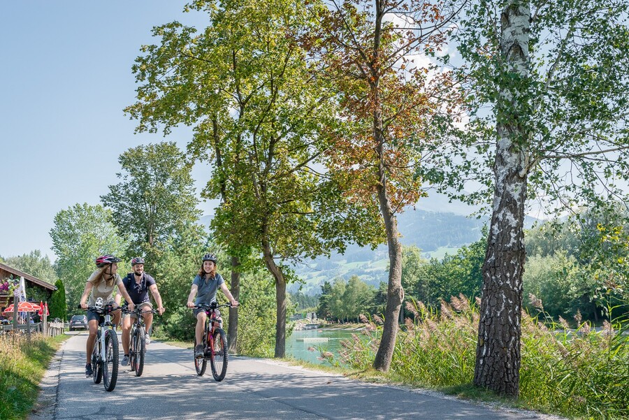 Radfahren entlang des Badesee Weißlahn