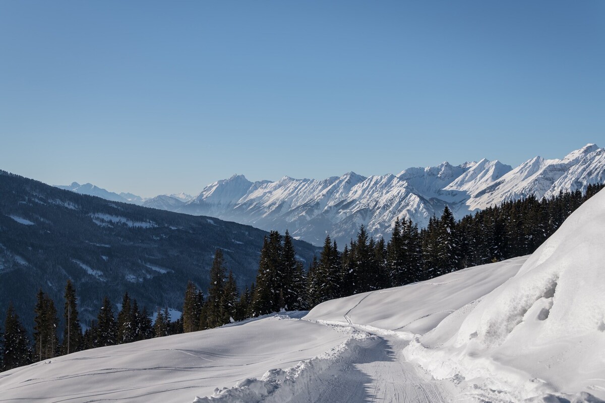 Ausblick auf verschneites Karwendelgebirge