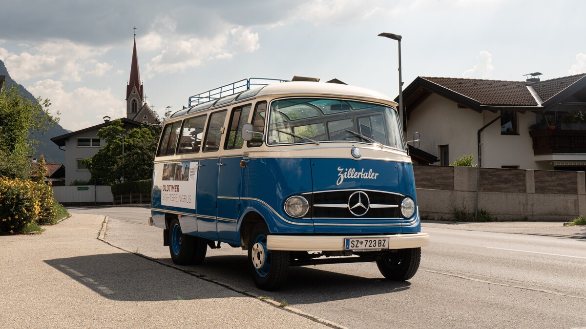 Oldtimer Sightseeing Bus Tour 1