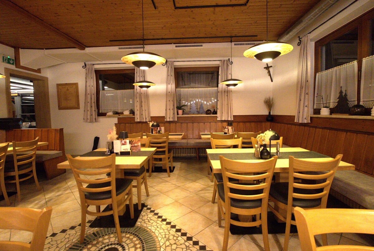 Sitzgelegenheit im Gasthaus Stoanergroben