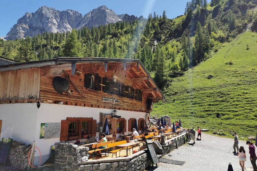 Hütte im Sonnenschein