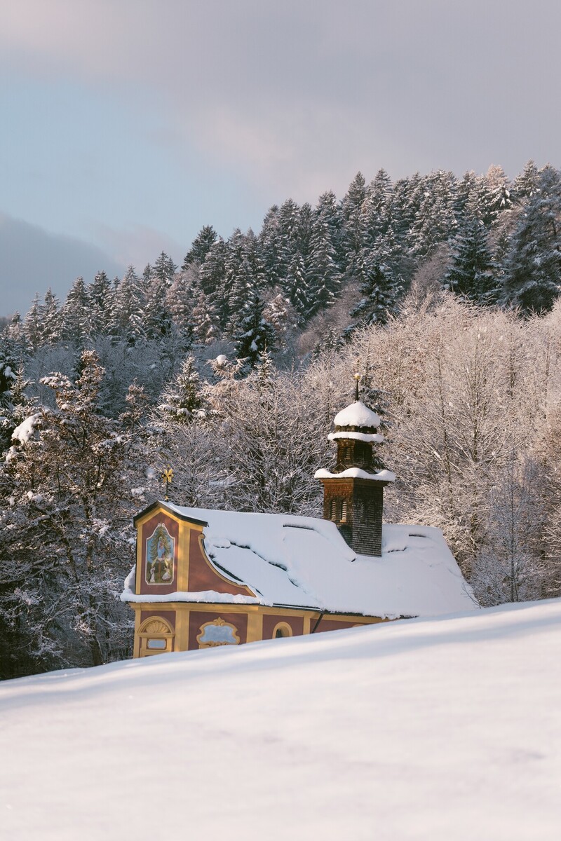 Blick auf Wallfahrtskapelle Maria Larch im Winter