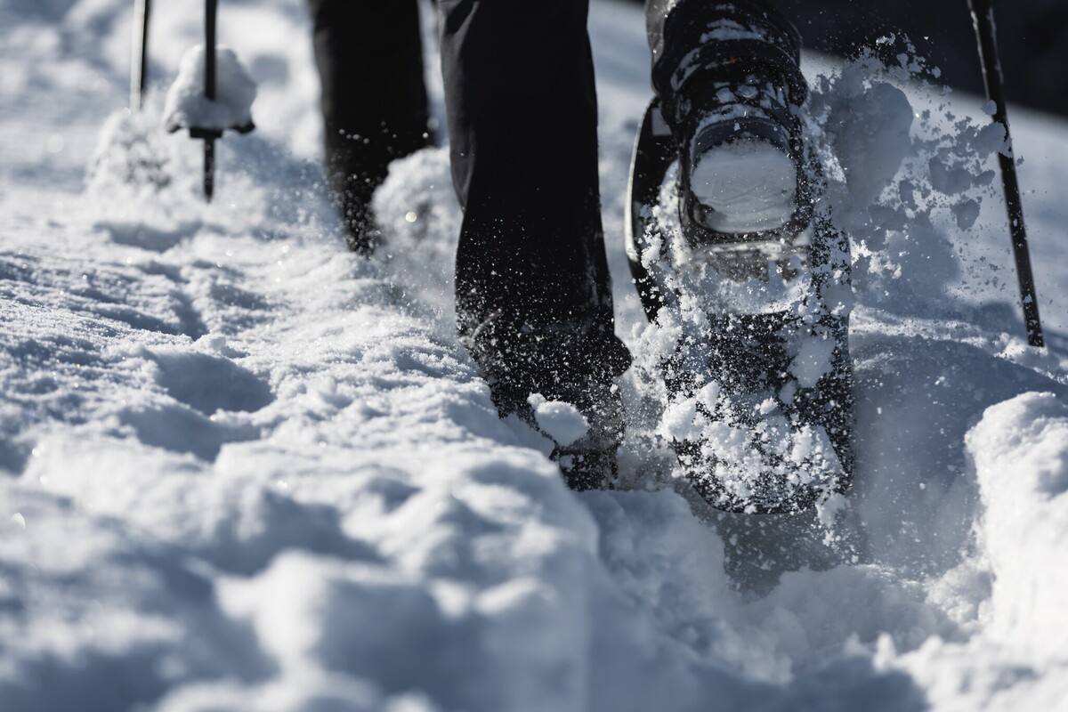 Mit Schneeschuhen durch den Schnee