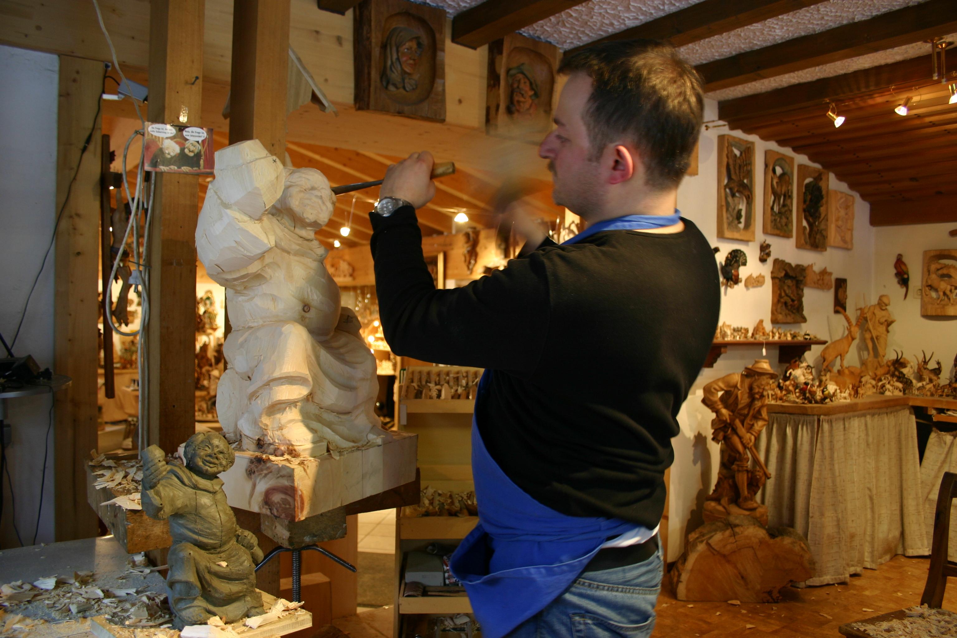 Besichtigung der Holzschnitzerei – Ausstellung