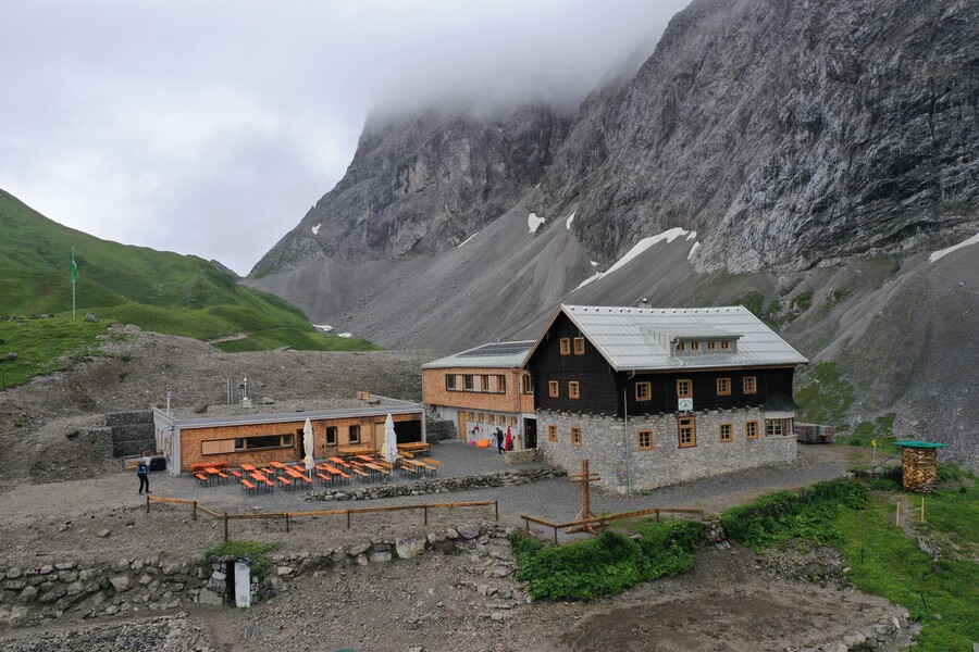 Anhalter Hütte 2 040 m