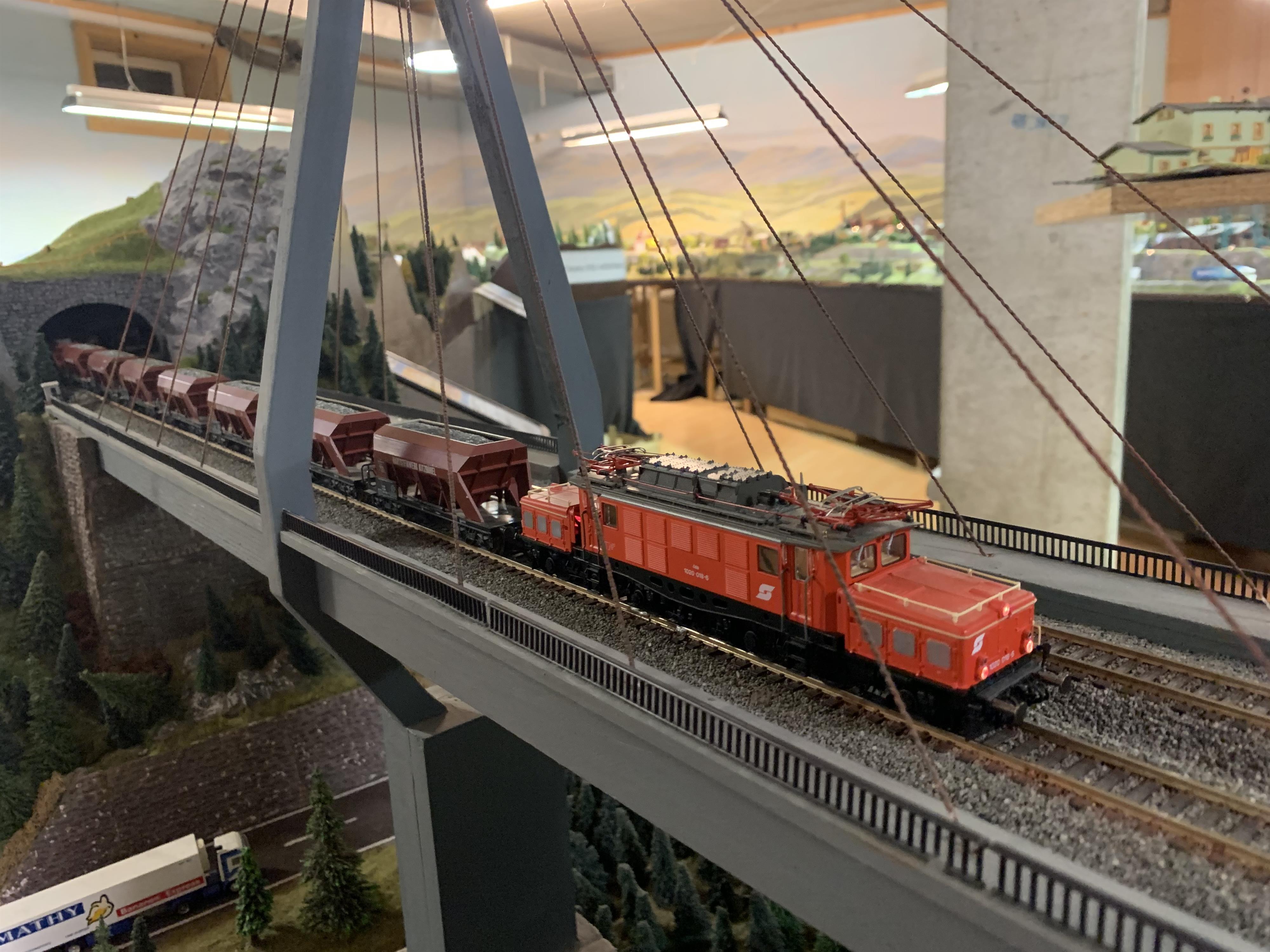 Betrieb der großen Modelleisenbahn