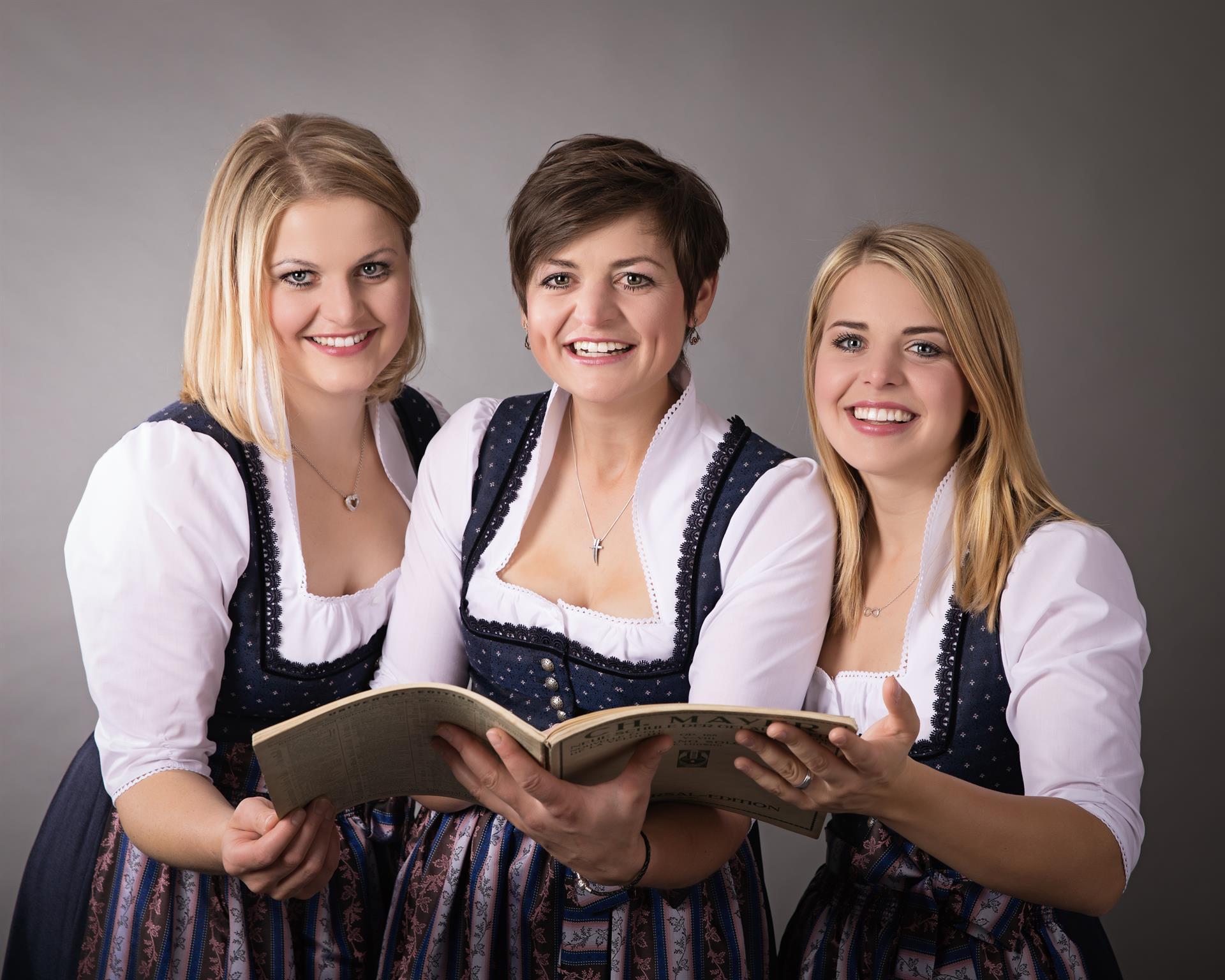 Seeleuchten mit „Huberalm Dirndl’n“