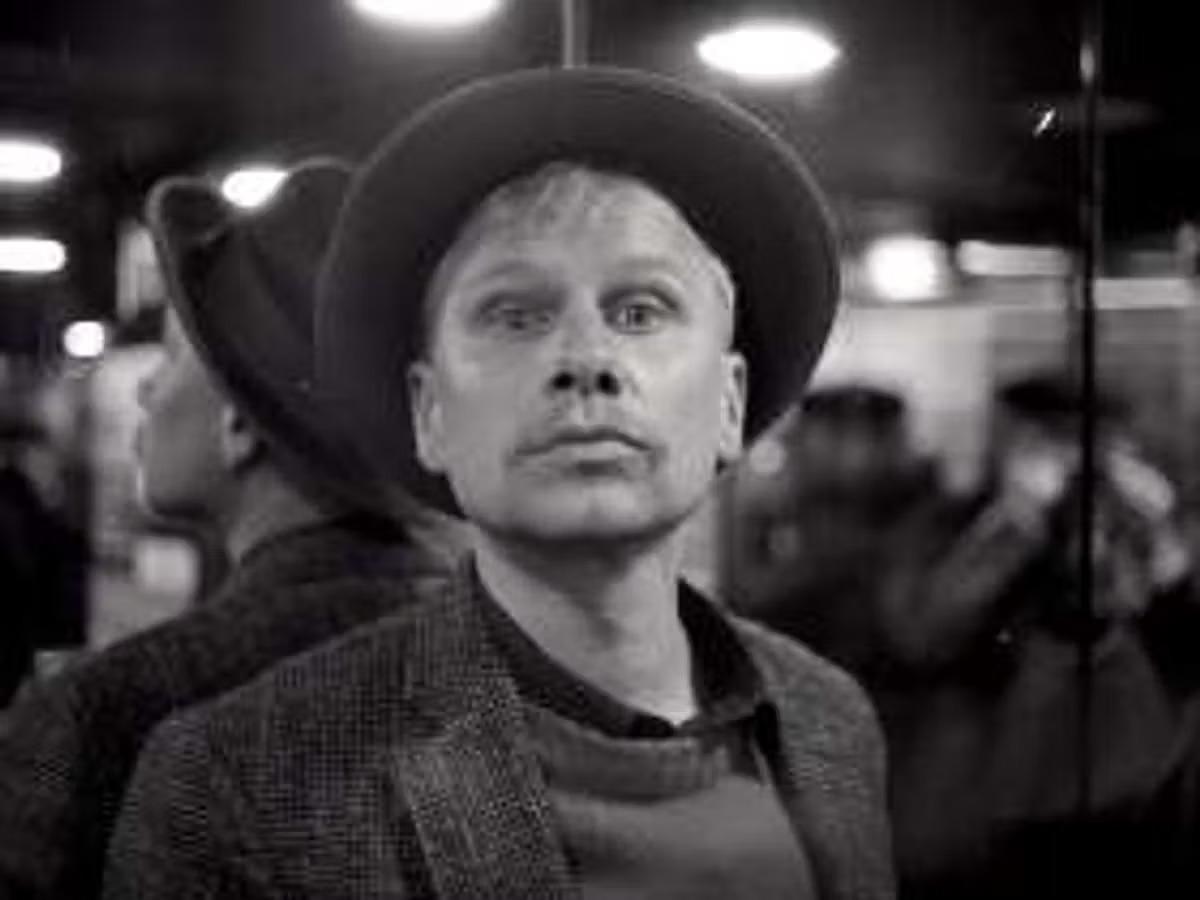 Robert Stadlober singt und spielt Tucholsky