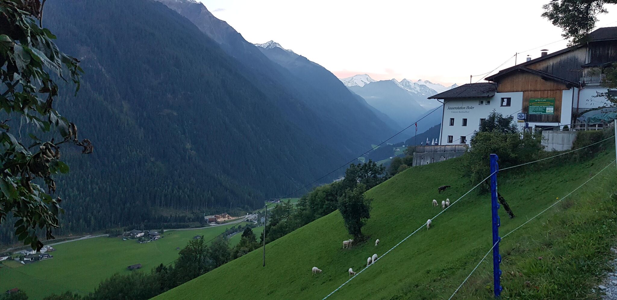 Jausenstation Hofer (Unterkartnall) 1.275m - Sommer Jausenstation mit Blick zum Gletscher