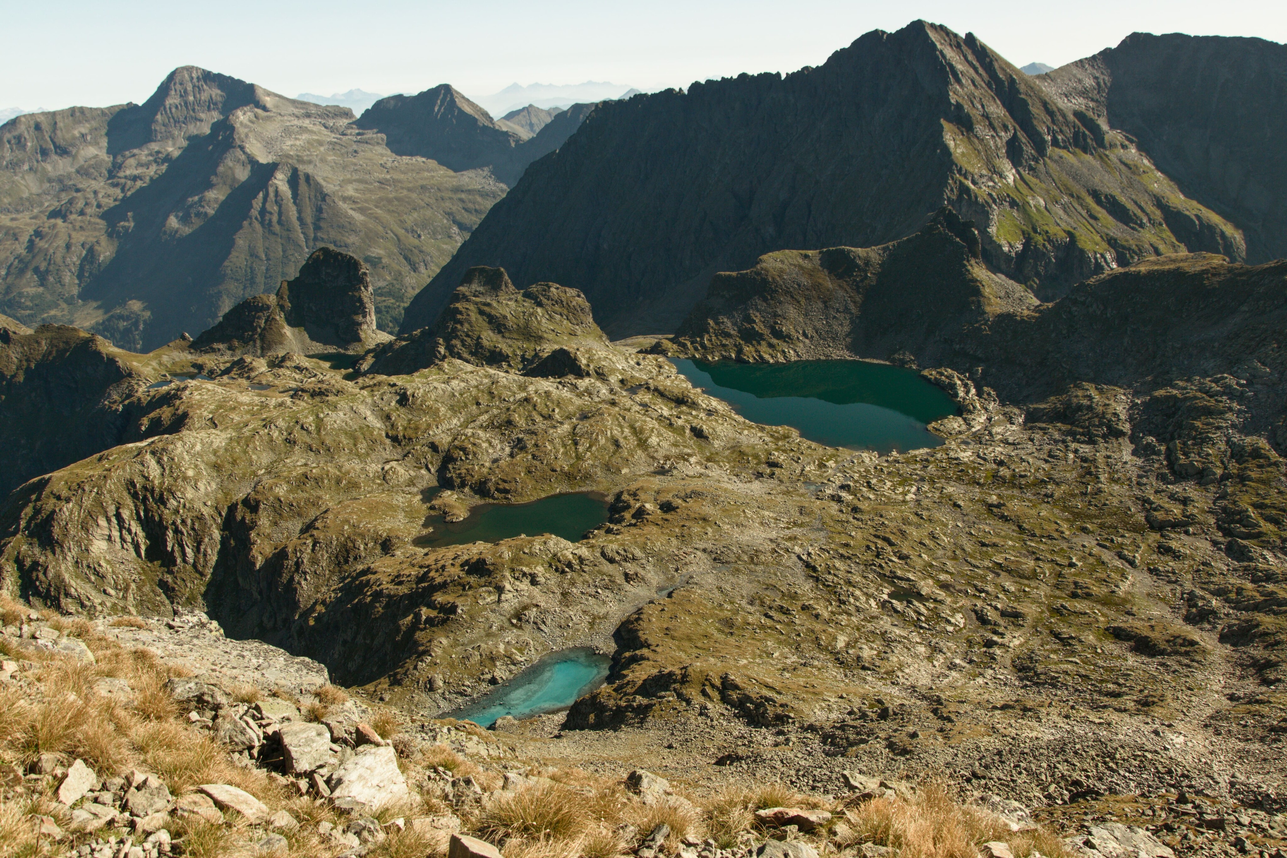 Die Aufnahme zeigt die hochalpine Seenplatte des Klafferkessels. Das Gelände ist geprägt von kargem Fels, spärlicher Vegetation und dunklen Gebirgsseen.