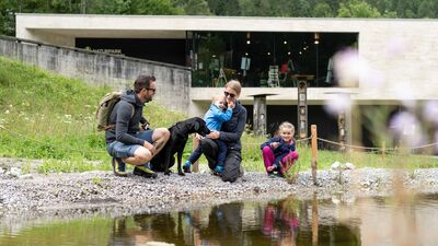 Familie im Naturgarten des Naturparkhaus Hinterriss